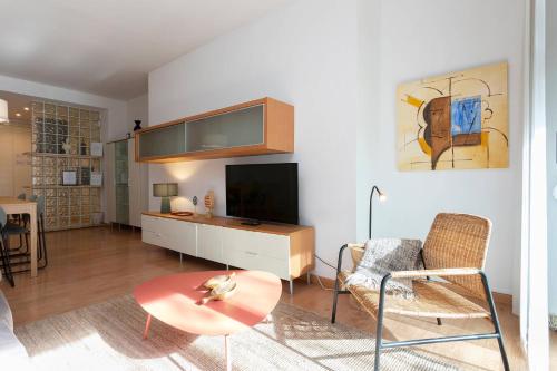 11JOG1036 - Huge bright flat near Train Station