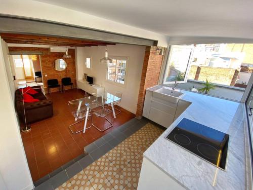 31MAI1043 - Sunny home terrace Sagrada Familia