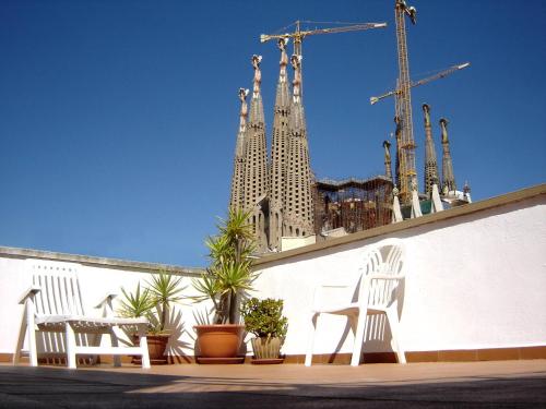 31MAI1043 - Sunny home terrace Sagrada Familia