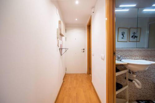 E3val1048 - Newly Decorated Flat closed to center