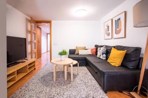 E3val1048 - Newly Decorated Flat closed to center