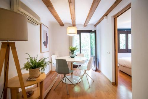 E3val1048 - Newly Decorated Flat closed to center