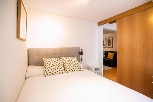 E3val1048 - Newly Decorated Flat closed to center