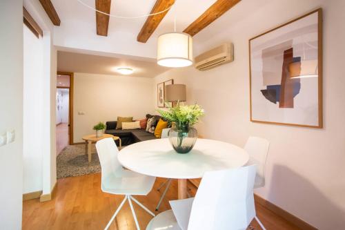 E3val1048 - Newly Decorated Flat closed to center