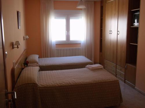 Katil atau katil-katil dalam bilik di Hostal Pereiriña