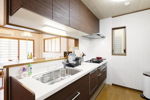 Shirakabanoyado - RYOGETSU, Private family house for 8, with parking, near USJ, Namba, Osaka castle! 白樺の宿 涼月