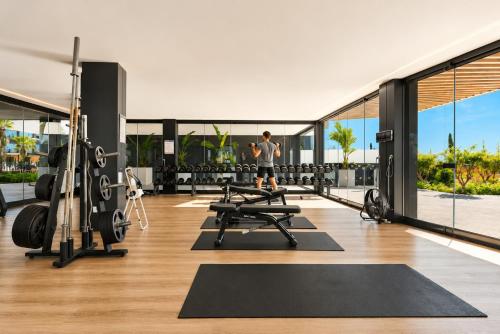 LolaBeachfront - Indoor Heated Pool & Spa - Premium Gym - Private Garden - 5 min Train to Airport