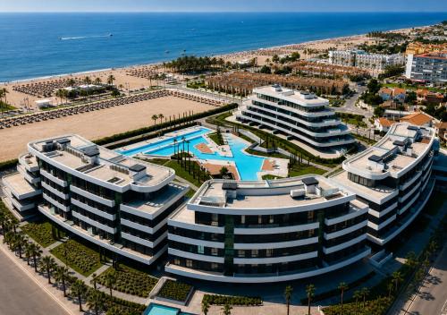 LolaBeachfront - Indoor Heated Pool & Spa - Premium Gym - Private Garden - 5 min Train to Airport