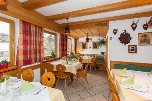 Restoran atau tempat lain untuk makan di Frühstückspension Gästehaus Zum weissen Rössl