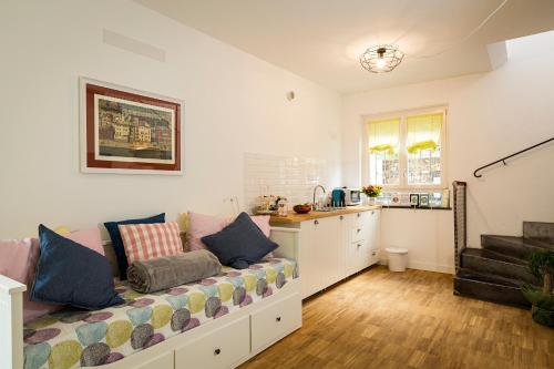 a living room with a couch and a kitchen at B&B VillaRocca da Ines e Perizia in Sestri Levante