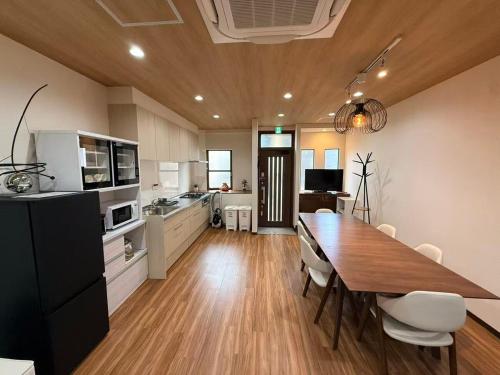 TSUKIMI Japanese-style residence with a warm wooden feel Sleeps 14 comfortably Great access to Namba and Shinsekai
