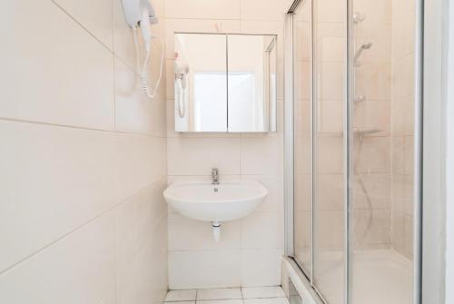Private Rooms in shared 3BR Apartment Near FAC Platz