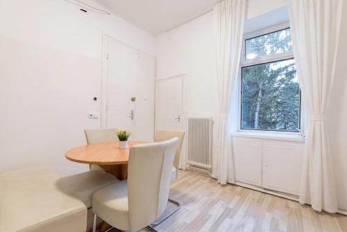 Private Rooms in shared 3BR Apartment Near FAC Platz