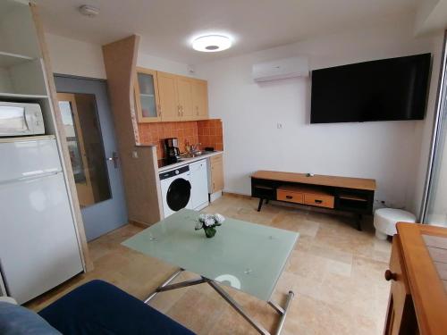 Studio cabine, clim, wifi, Vue Marina, 100m plage