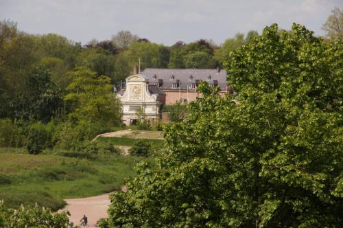 L'Esplanade Lille في ليل: منزل كبير في وسط غابة