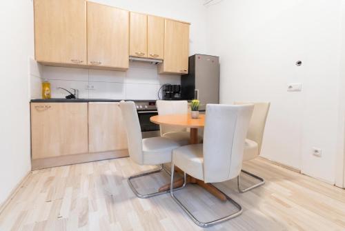 Modern 3BR Apartment Near FAC Platz, 10-Min Walk