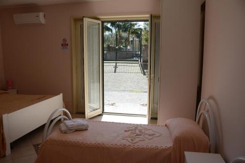 a room with a door leading to an open patio at B&B Villa San Leonardo in Mascali