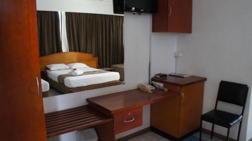 Postel nebo postele na pokoji v ubytování Nadi Downtown Hotel