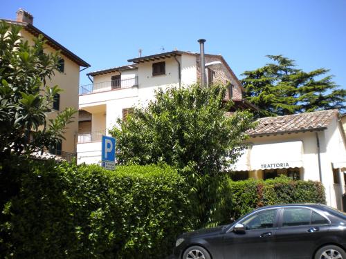 a car parked in front of a building at Camere Paolo in Assisi