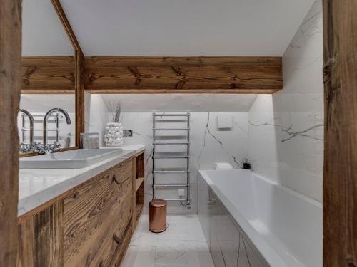 Chalet skis aux pieds avec piscine et sauna à Val-d'Isère