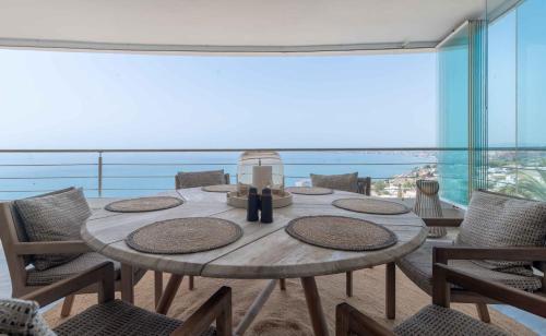 Panoramic Sea View, Pool, Spa, Easy walk to Beach & Padel