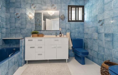 Panoramic Sea View, Pool, Spa, Easy walk to Beach & Padel