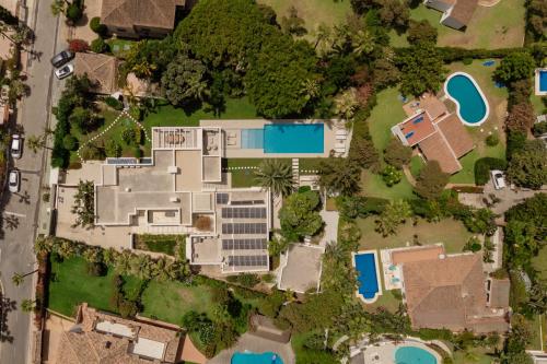 Villa Casa del Mar, by the beach, heated pool, Marbella