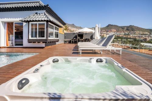 Villa Diana- Jacuzzi, Heated Pool & BBQ