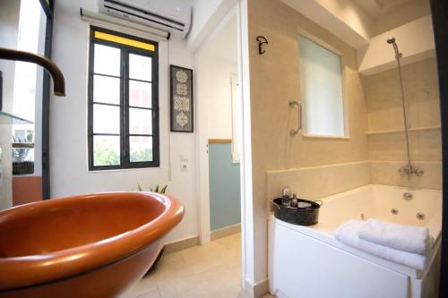 Romantica Deluxe Suite with Hot Tub and Balcony, A Lovely Nest near Old Town