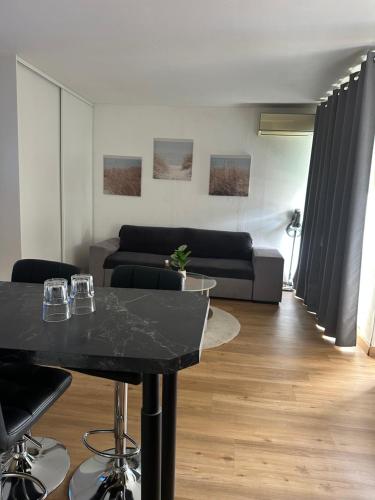 Renovated loft Harbor & beach within walking distance AC Wi-Fi