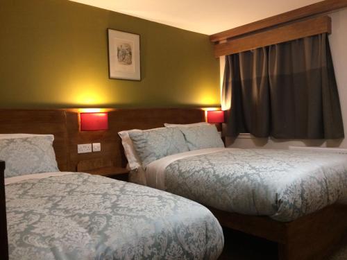 Una cama o camas en una habitación de Crosshill House