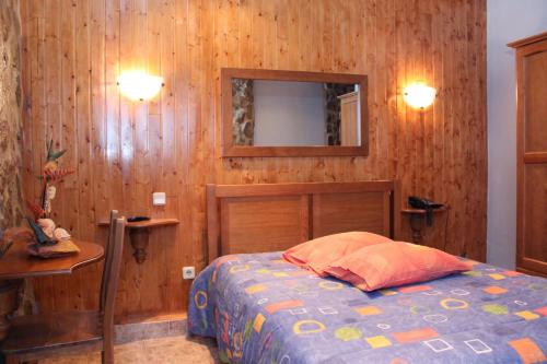 سرير أو أسرّة في غرفة في Mikotania
