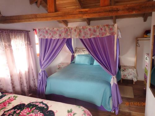 Postel nebo postele na pokoji v ubytování Hosteria Rose Cottage