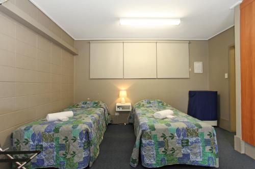 En eller flere senge i et værelse på Tandara Hotel Motel