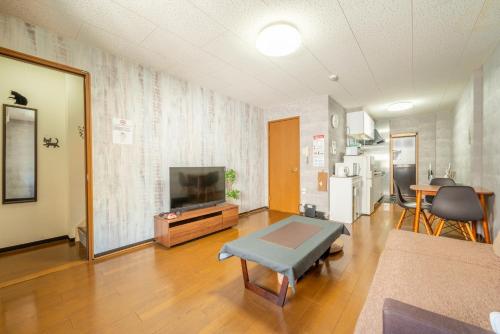 3 Bedrooms & LivingRoom! Direct KIX & Namba & Umeda access! DoumoTengachaya DT02