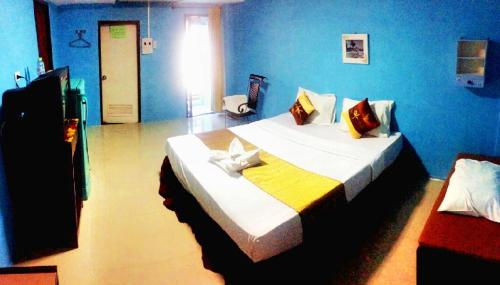 Hua Hin Euro City Hotel tesisinde bir odada yatak veya yataklar