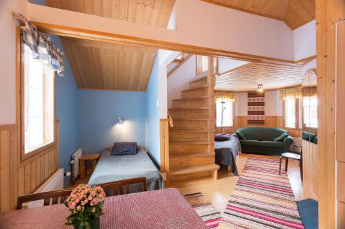 a living room with blue walls and wooden ceilings at Peltolan Luomutila in Vilppula