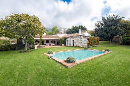 Almendral Villa Exclusive Marbella Hill Club Estate by Domvia