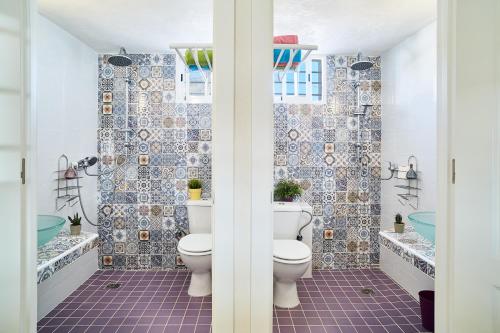 a bathroom with a toilet and a shower at Isla in Puerto de Mazarrón