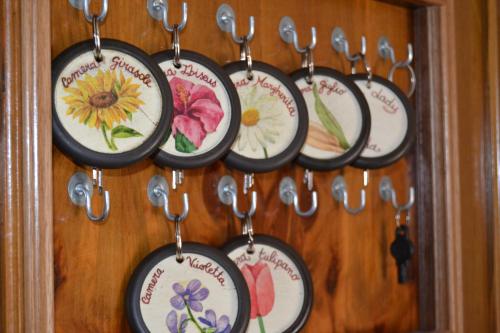 a bunch of plates hanging on a wall at Casa Lady in Garda