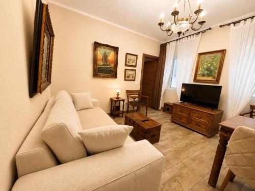 Dion and Eva's OldTown Apartment