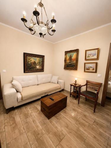 Dion and Eva's OldTown Apartment
