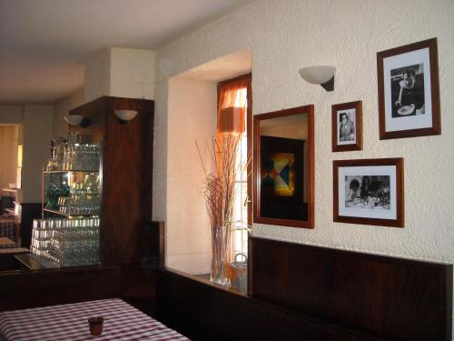 a room with a mirror and a window with a table at Casa Lady in Garda
