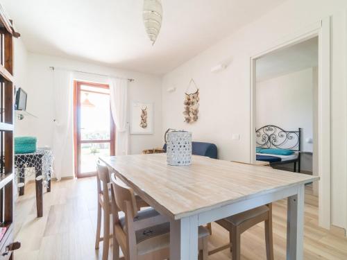 ein Esszimmer mit Tisch und Stühlen in der Unterkunft Prima fila Costa Rei in Costa Rei