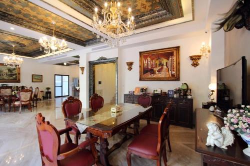 a dining room with a table and chairs at Fardo Homestay in Hualien City