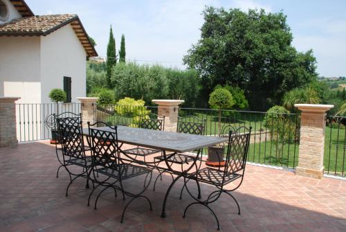 モンサンポーロ・デル・トロントにあるDa Cristinaのレンガ造りのパティオ(テーブル、椅子付)