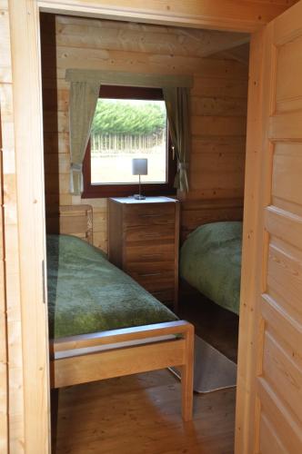 Giường trong phòng chung tại Northwick Farm Lodges