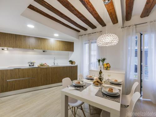 A kitchen or kitchenette at Center Pamplona Apartment