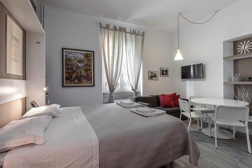 ミラノにあるKramer Apartmentのベッドルーム1室(ベッド1台、テーブル、椅子付)