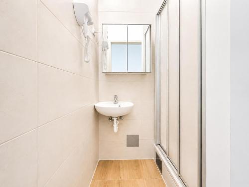 Private Rooms in 4BR shared Apartment Near FAC Platz, 10-Min Walk